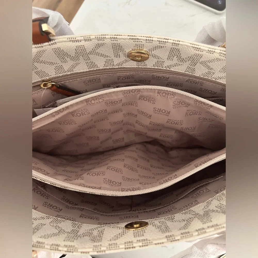 Michael Kors Harper Large Vanilla EW Tote Bag - Brand New - Picture 15 of 15